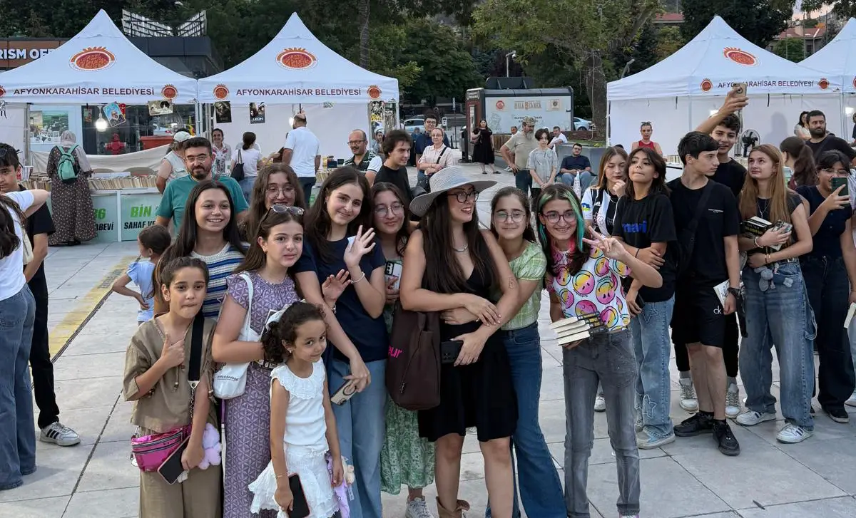 Çağrımız Basit ve İçten:Rotamız kitap, meydanda buluşalım.